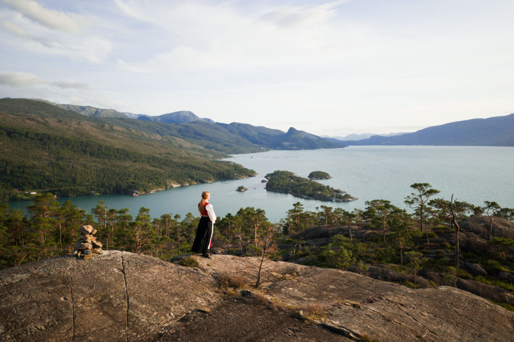 DJI Mavic 2 Pro bilde av konfirmant.
Konfirmant med hardangerbunad ser ut over lanskapet.